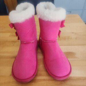 Like new youth size 4 fur lined hot pink booties with bow accents